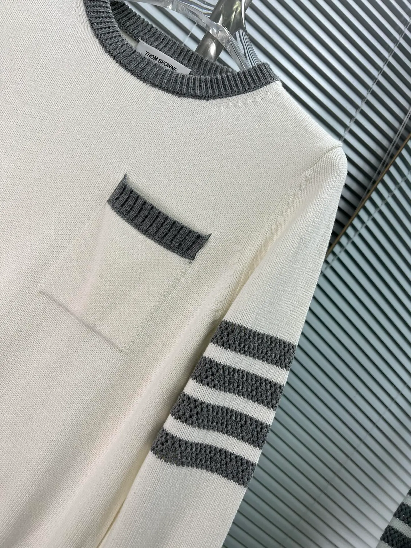 THOM BROWNE Versatile 📍𝐂𝐨𝐥𝐨𝐮𝐫 ：White🆚Gray 📍𝐒𝐢𝐳𝐞Size：0.1.2（SML） 📍𝐃𝐞𝐭𝐚𝐢𝐥 ： ， TB White 、 Gray ， ， ， TB